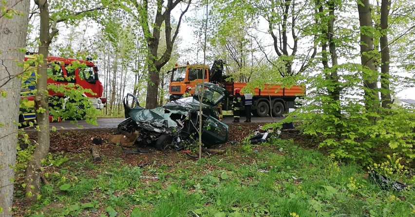 Wypadek w Machowinie. Dwie osoby były zakleszczone w aucie [ZDJĘCIA]