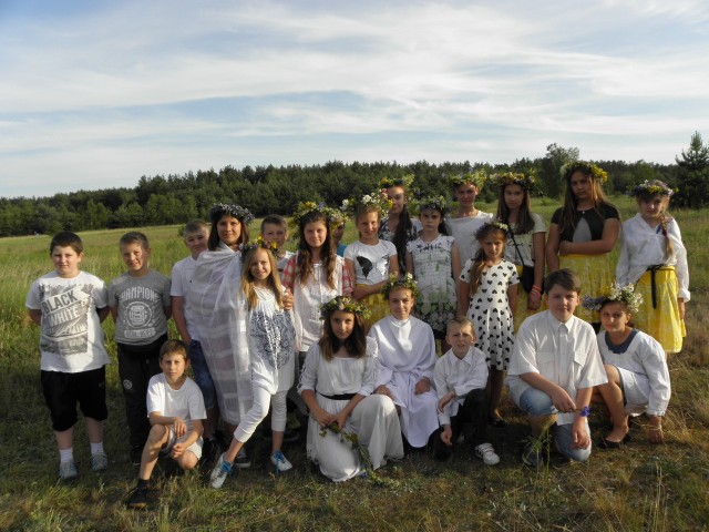 Uczniowie ze szkoły podstawowej w Gielniowie przywitali lato obchodząc tradycyjne Sobótki, z puszczaniem wianków na wodę.