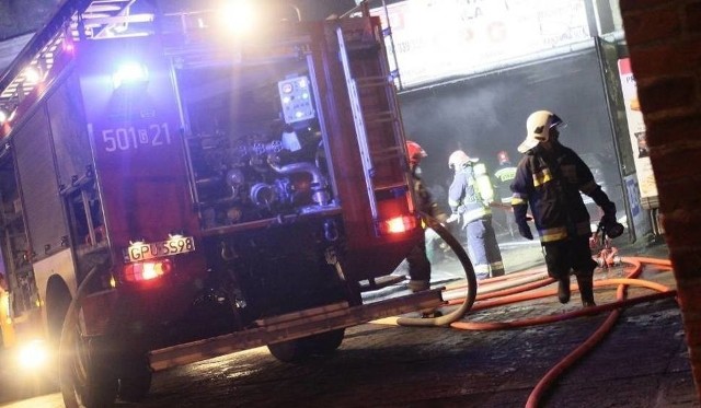 Groźny pożar wybuchł nad ranem w Pakości niedaleko Inowrocławia. W akcji brało odział 14 wozów straży pożarnej.Więcej informacji w dalszej części galerii >>>