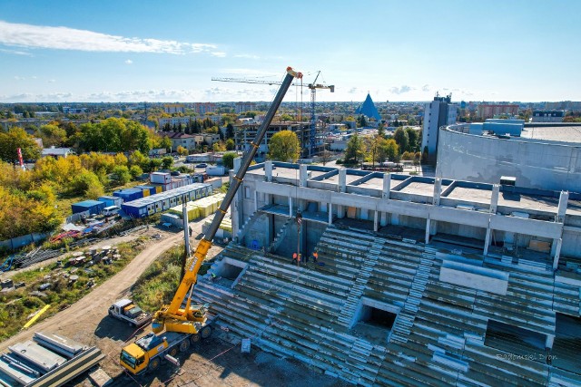 Prace budowlane na stadionie Radomskiego Centrum Sportu toczy się coraz intensywniej. Demontowana jest trybuna południowa, aby wzmocnić pod nią podłoże, a trybuna północna wygląda coraz lepiej. Trwają też prace przy zbiorniku. Dzięki twórcy profilu facebookowego Radomski Dron, możemy zaserwować świetne zdjęcia z lotu ptaka. ZOBACZ NAJNOWSZE ZDJĘCIA Z LOTU PTAKA ====>>> 