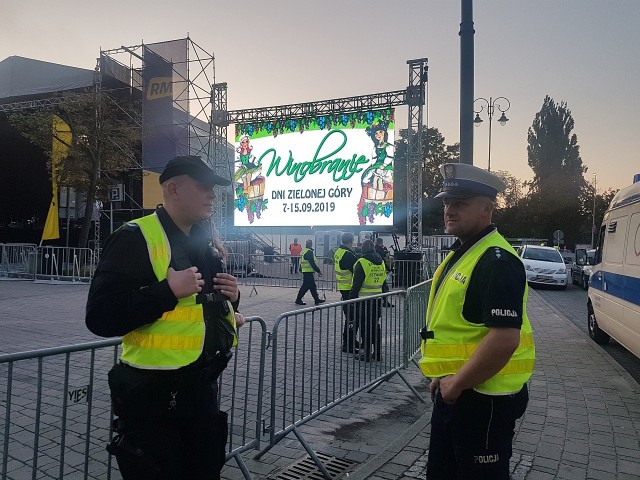 Tegoroczne Winobranie od samego początku przebiega spokojnie. Nie doszło do żadnych poważnych kryminalnych zdarzeń. Policjanci do czwartku, 12 września, interweniowali w sumie 496 razy.Na Winobraniu jest bardzo dużo policji. Każdego dnia do służby kierowanych jest ponad 100 policjantów. – Od początku miejskiego święta policjanci interweniowali w sumie 496 razy – mówi podinsp. Małgorzata Stanisławska, rzeczniczka zielonogórskiej policji.Czytaj też: WINOBRANIE 2019. Kompletnie pijany 14-latek zabrany przez policję. Nie było z nim kontaktuOd początku imprezy ujawniono 426 wykroczeń, a policjanci wypsiali 51 wniosków o ukaranie osób przez sąd. Już 145 raz mundurowi sięgali po bloczki mandatowe. Wylegitymowali 993 osoby i zatrzymali 11 osób poszukiwanych. Do izby wytrzeźwień oraz domów zostało odwiezionych 48 pijanych osób. Aż 21 osób wpadło na tzw. gorącym uczynku. Tylko w ramach Winobranie zostało skontrolowanych 159 kierowców.Policja ostrzegaPodczas odwiedzin na jarmarku, imprezach czy koncertach nie zapominajmy o swoim bezpieczeństwie i pilnujmy rzeczy osobistych takich jak torebki, portfele i telefony. - W szczególności zadbajmy o to, aby nie zostawiać tych przedmiotów na straganach, w przymierzalniach czy ubraniach bądź torebkach pozostawianych na wieszakach w restauracjach i w ten sposób nie stwarzać okazji dla złodzieja. Bawmy się dobrze i korzystajmy z atrakcji święta wina, ale nie zapominajmy o ostrożności - podkreśla policja. Podczas Winobrania na terenie Zielonej Góry będzie więcej kontroli stanu trzeźwości. - Zachęcamy także do korzystania z możliwości bezpłatnego i anonimowego sprawdzenia obecności alkoholu w organizmie w najbliższej jednostce policji – komisariacie lub komendzie miejskiej - gdzie dostępne są specjalistyczne urządzenia, dzięki którym można samemu wykonać takie badanie - dodaje policja. Zobacz również: Winobranie 2019. Jak na deptaku w Zielonej Górze idzie wystawcom handel podczas tegorocznego Winobrania?WIDEO: Zielonogórski Cadillac zagrał utwory z repertuaru Pink Floyd