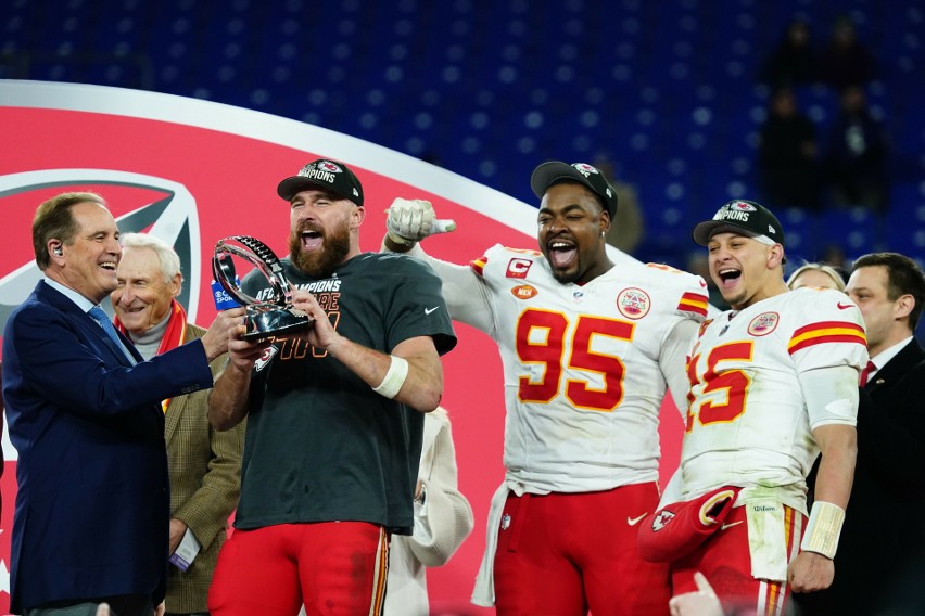 Travis Kelce odbiera trofeum za awans do Super Bowl