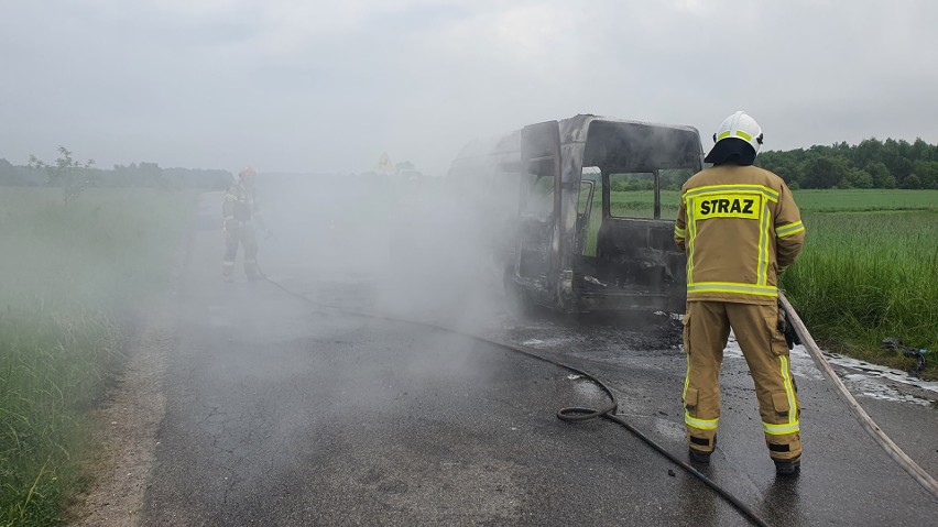 Strażacy gasili płonącego busa w Skaryszewie.