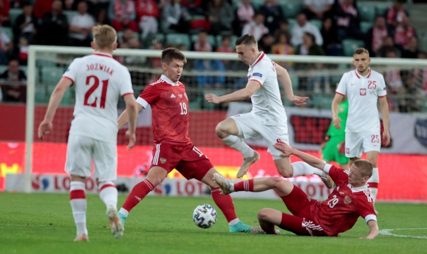 Kacper Kozłowski - 17 lat, Polska, ofensywny pomocnik...