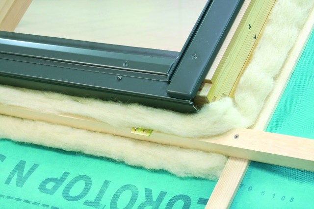 Montując okna dachowe trzeba pamiętać o izolacji cieplnej i przeciwwilgociowej wokół okna.