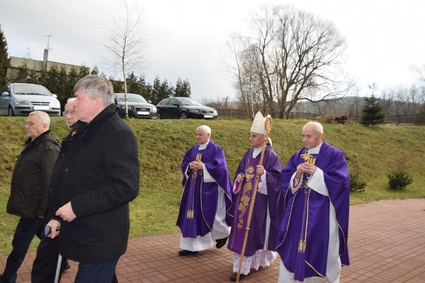 Relikwie księdza Popiełuszki wprowadzili biskup i kapłani - koledzy błogosławionego 