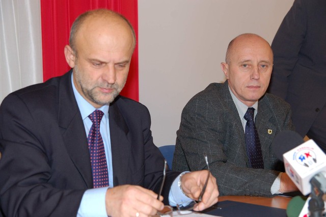 Starosta Krzysztof Lis (z lewej) i burmistrz Jerzy Hardie-Douglas podpisują koalicję w powiecie. 12 lat temu.