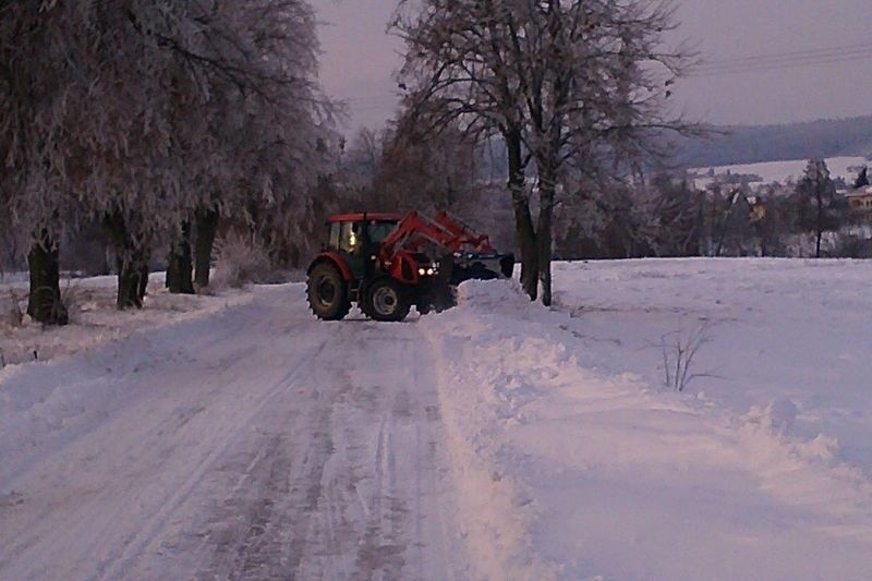 Zasypana śniegiem droga  w Baćkowicach
