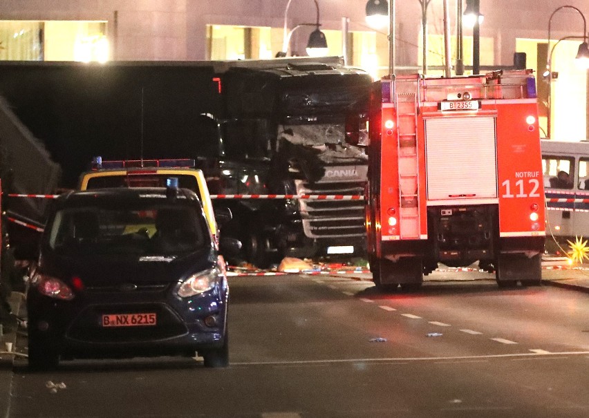 Niemcy: Zamach na Breitscheidplatz w Berlinie. Ciężarówka wjechała w ludzi na jarmarku świątecznym