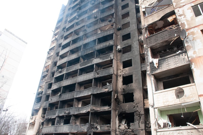Ostrzelany blok mieszkalny w Charkowie