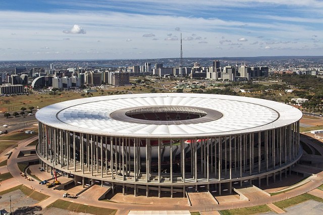 Estádio Nacional Mané Garrincha - to wielofunkcyjny stadion wybudowany w 1974 roku. Przez ostatnie cztery lata był przystosowywany do rozgrywek FIFA. Na Mistrzostwa Świata 2014 w Piłce Nożnej będzie mógł pomieścić 70,042 osoby. Nazwa stadionu pochodzi od nazwiska legendarnego, brazylijskiego piłkarza Mané Garrincha. Na stadionie rozegranych zostanie siedem spotkań.