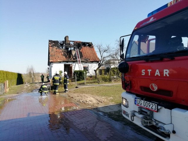 W środę, kilka minut po godzinie 14.30 dyżurny stanowiska kierowania Komendanta Powiatowego PSP w Gołdapi otrzymał zgłoszenie o pożarze domu jednorodzinnego w Gołdapi. 
