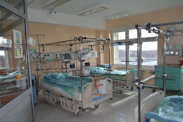 Dla chorych na COVID-19 w słupskim szpitalu nadal jest 70 łóżek na dwóch oddziałach izolacyjnych, 10 na SzpitalnymOddziale Ratunkowym i 10 łóżek respiratorowych na Oddziale Anestezjologii i Intensywnej Terapii.