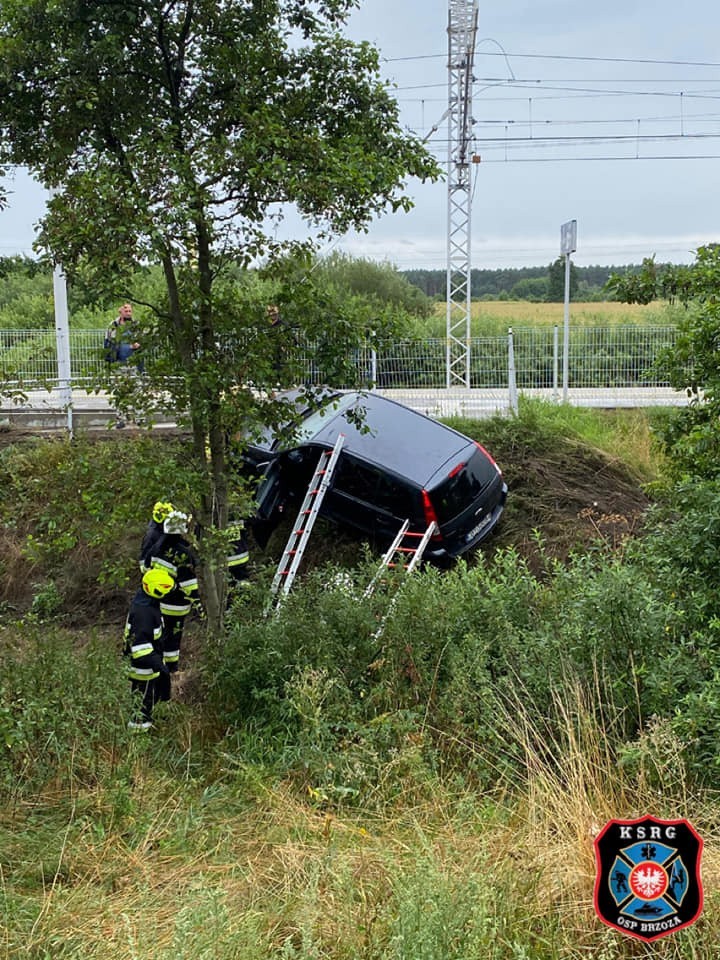 W Chmielnikach, na DK nr 25,  auto osobowe zjechało z drogi...