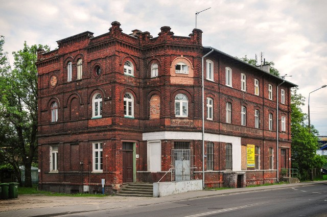 Budynek przy ul. Kościuszki 92, który w zasadzie dziś stoi przy Chrobrego, ale jeszcze do połowy lat 70. znajdował się u wylotu ul. Kościuszki.