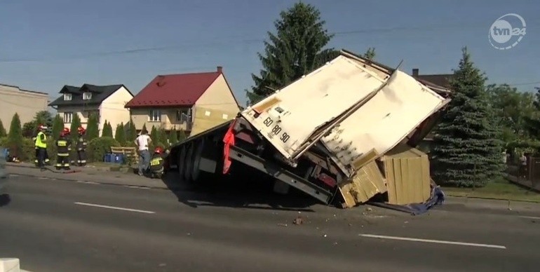 Nowe Brzesko. Tir staranował przystanek autobusowy. Zatrzymał się w ogródku [WIDEO, ZDJĘCIA]