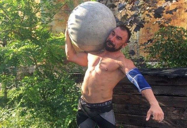 Sebastian Brzyski podnosi 120 kilową "kuleczkę"