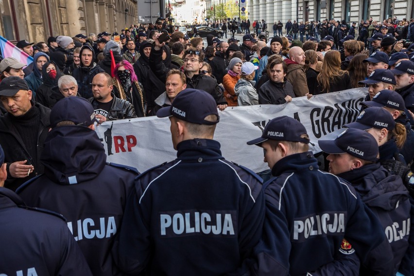 Marsz ONR w Warszawie [ZDJĘCIA] Narodowcy świętowali, Obywatele RP chcieli zablokować pochód