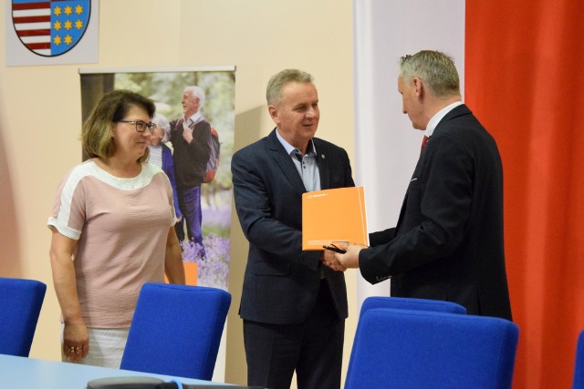Porozumienie z wojewodą Zbigniewem Koniuszem w tej sprawie podpisali w czwartek, 30 lipca 2020 roku, w Kielcach burmistrz Włodzimierz Badurak oraz skarbnik gminy Mirosława Wiśniewska.