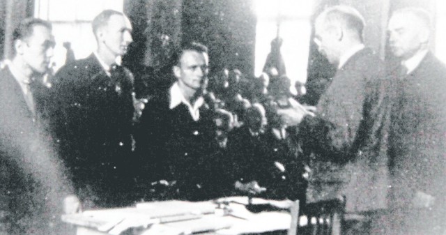 1945 r. Rektor Stefanowski, prof. Bolesław Tołłoczko, dziekan Wydz. Mechanicznego i studenci tego wydziału podczas immatrykulacji