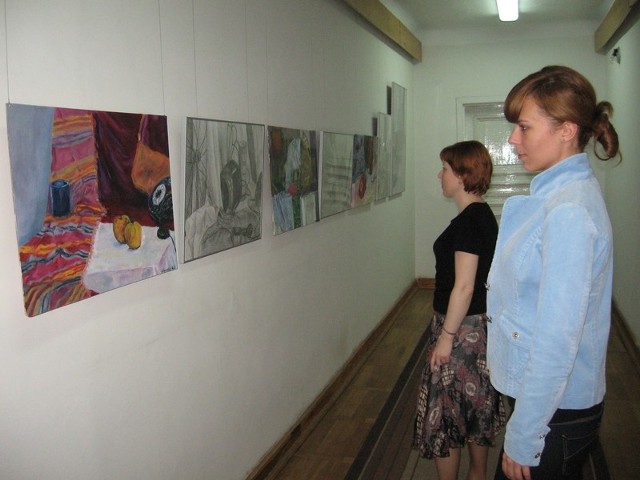 Wystawę prac Weroniki Kuc oglądają Dorota Ważyńska i Aleksandra Jarosławska. Ekspozycja w Galerii G-10  będzie czynna przez całe wakacje.