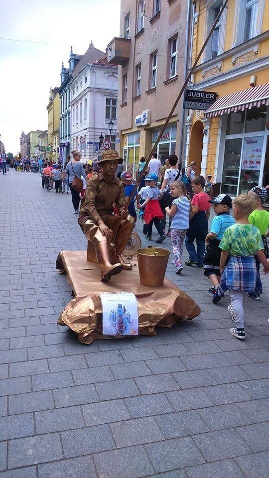 Na Festiwal Żywych Posągów każdy uczestnik przygotowuje jeden żywy posąg.