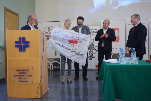 Legendarna polska płotkarka Teresa Sukniewicz - Kleiber przekazała dyrektorom szpitala na Józefowie flagę olimpijską z podpisami olimpijczyków, którzy przeszli badania w Radomiu.