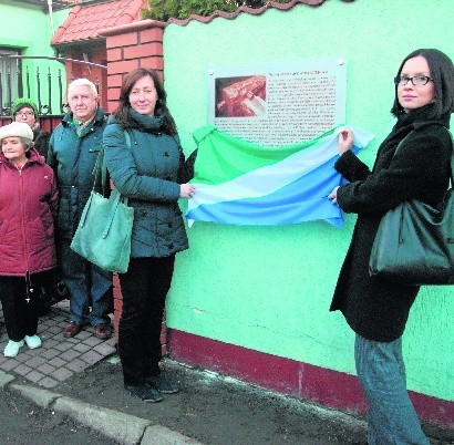 Jedną z tablic zawieszono przy ulicy Poprzecznej w miejscu znalezienia drewnianych rur wodociągowych, które pochodzą z XVI wieku (odsłonięcie tej tablicy na zdjęciu powyżej).