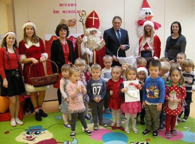 W czwartek, 6 grudnia, w Zespole Szkoły Podstawowej numer 2 i Przedszkola w Zagnańsku odbyły się spotkania przedszkolaków, uczniów i pracowników szkoły z Mikołajem. Przybył w towarzystwie Mirosława Gębskiego – starosty Powiatu Kieleckiego. Wszyscy zostali obdarowani słodyczami, rozdawanymi przez sympatyczne śnieżynki. ZOBACZ NA KOLEJNYCH SLAJDACH>>>POLECAMY RÓWNIEŻ: Na te psy musisz mieć pozwolenie urzędnika! To groźne zwierzęta! ZOBACZ TAKŻE: LICZ SIĘ ZE ŚWIĘTAMI, GOTUJE NIE MARNUJĘŹródło:vivi24