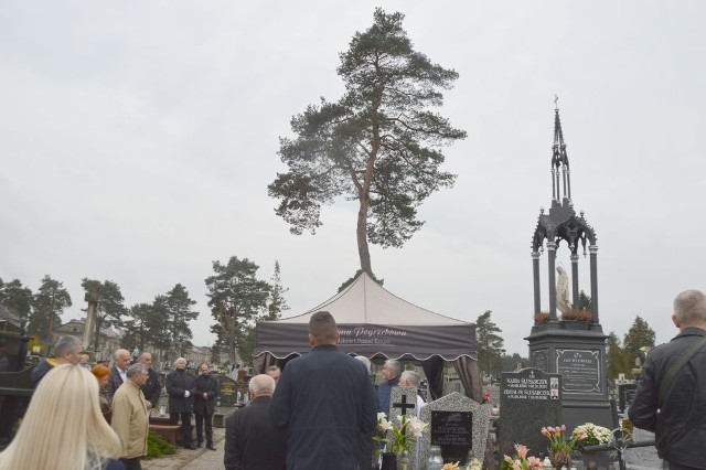 Dzięki pomocy wielu ludzi i instytucji udało się odrestaurować zabytkowy nagrobek rodziny Witwickich w Skarżysku - Kamiennej.