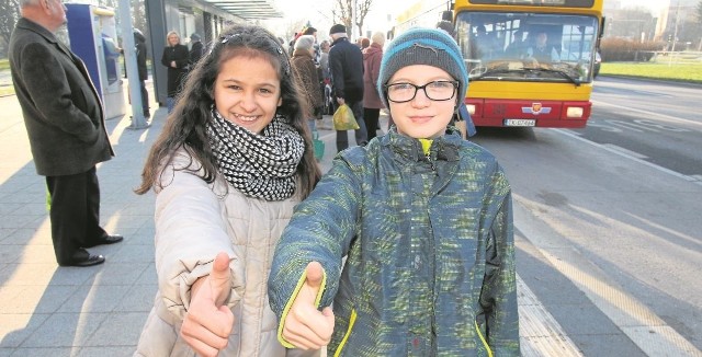 Natalka Stefańska i Grześ Madyś ze Szkoły Podstawowej numer 13 w Kielcach to prawdziwi bohaterowie. Kilka dni temu na przystanku przy ulicy Tarnowskiej w Kielcach uratowali starszą kobietę, która upadła i uderzyła głową o metalowy pręt.