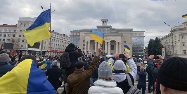 Chersoń jest okupowany przez Rosjan od 3 marca. Mieszkańcy regularnie protestują wyrażając swoje przywiązanie do Ukrainy.