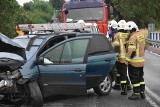 Wypadek w powiecie sieradzkim. Zderzenie aut w Bartochowie. W Kościerzynie też wypadek. Trzy osoby w szpitalu ZDJĘCIA