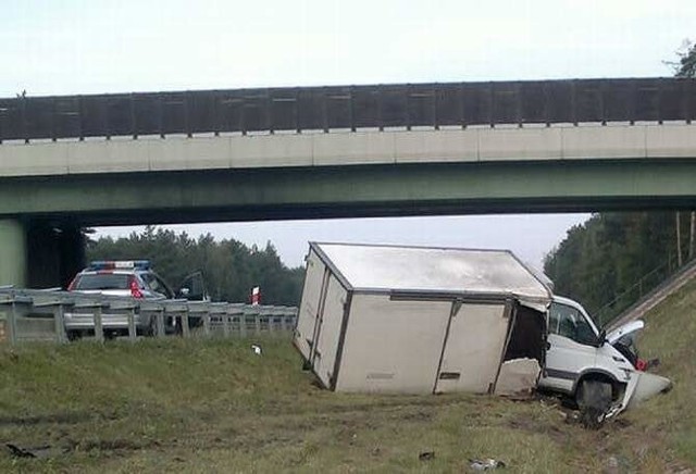Ciężarowe iveco zjechało z drogi. Kierowca został ranny.
