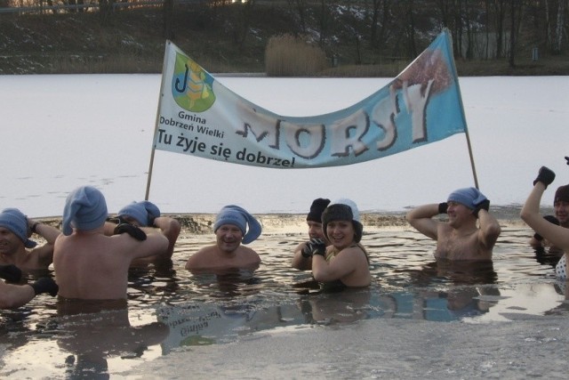 Foczki i morsy dały pokaz zimowej kąpieli w weekend podczas zorganizowanego w Dobrzeniu pikniku "Pod gwiazdami&#8221;.