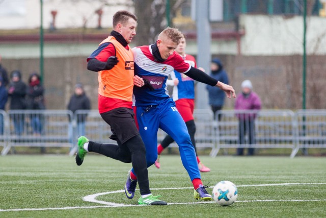 Gryf Słupsk pokonał zespół Anioły Garczegorze 4:1. Trzy gole zdobył Fabian Słowiński, a jednego Damian Mikołajczyk.