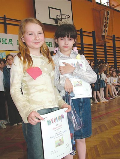Dwie Miss Uprzejmości w świetlicy - Magdalena Latek i Adela Kowalska