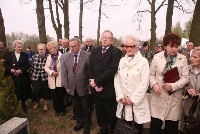 TRYSZCZYN - miejsce pamięci narodowej - uroczyste pochowanie urny z procham