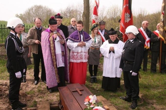 TRYSZCZYN - miejsce pamięci narodowej - uroczyste pochowanie urny z procham