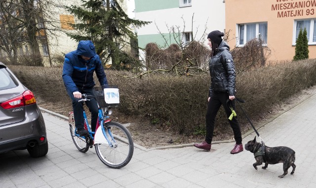 Rowerzysta nie miał prawa jechać jechać po chodniku. Przebywać na nim mogli piesi, mogły biegać dzieci