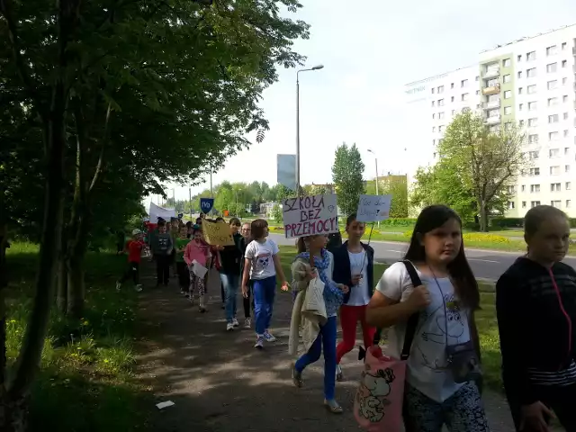 Uczniowie oraz nauczyciele Szkoły Podstawowej nr 39 w Sosnowcu w niecodzienny sposób uczcili 70. rocznicę zakończenia II wojny światowej. Wszystkie klasy IV, V oraz VI oraz nauczyciele przemaszerowali ulicami: Koszalińską, Marszałka Edwarda Rydza-Śmigłego, Braci Mieroszewskich, aleją ks. Blachnickiego oraz ul. Radomską. Na zakończenie uroczystości, już przed szkołą, jako symbol pokoju wypuszczono 16 gołębi.