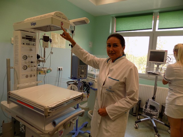 Anna Kubik, ordynator oddziału noworodkowego pokazuje nowy sprzęt od WOŚP.