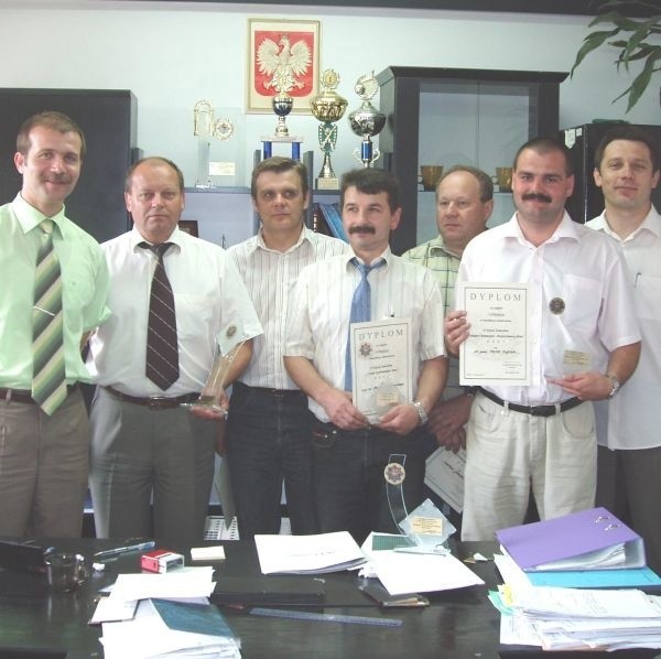 Jędrzejowska drużyna wraz z szefami komendy powiatowej.