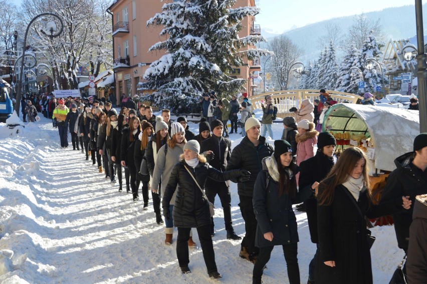 Zakopane. Kilkuset maturzystów zatańczyło poloneza na Krupówkach [ZDJĘCIA]