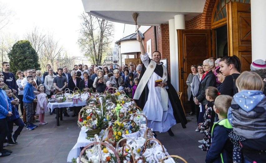 Wielka Sobota w rzeszowskich kościołach - świecenie pokarmu...