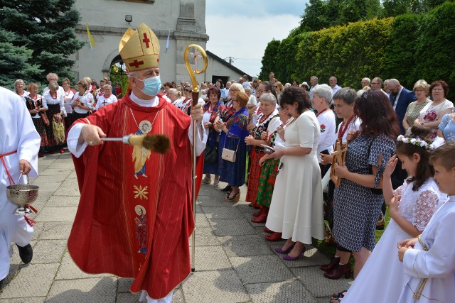 Ksiądz biskup Jan Piotrowski wziął udział w uroczystościach 900-lecia parafii w Kijach.
