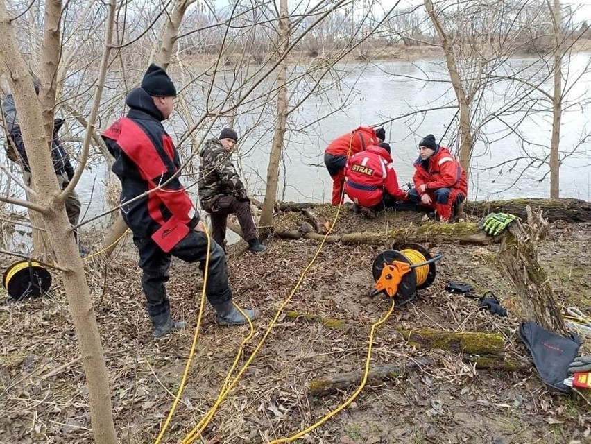 Strażacy ochotnicy ze Stalowej Woli odnaleźli broń, której sprawcy użyli w galerii VIVO! Stalowa Wola (ZDJĘCIA)