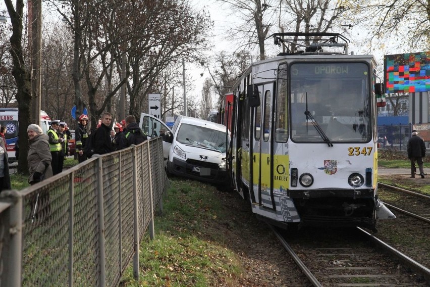 Wrocław: Wypadek tramwaju na ul. Krakowskiej. Ranny kierowca (ZDJĘCIA)