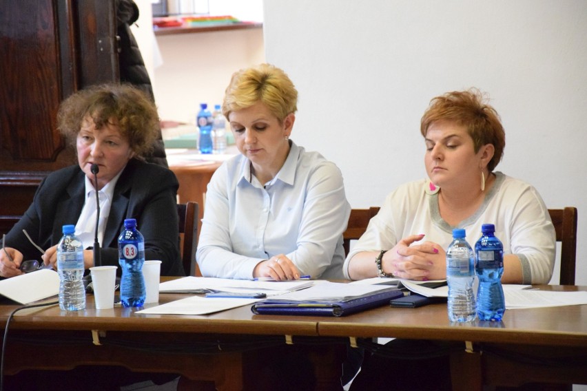 Od lewej: burmistrz Iwona Sobania, wiceburmistrz Renata...