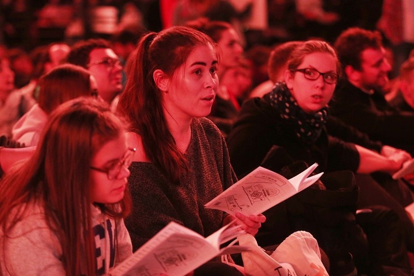 Taizé we Wrocławiu: Hala Ludowa wypełniona po brzegi. Wielka modlitwa